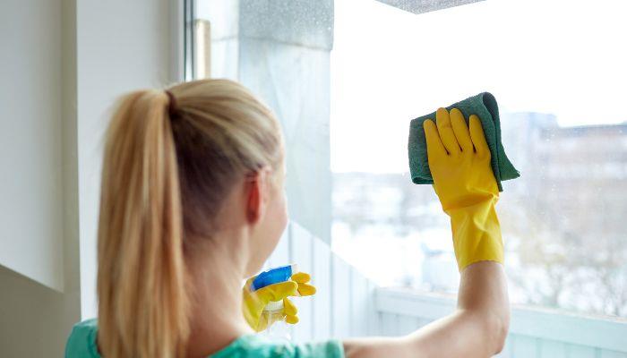 Sfaturi pentru curatarea geamurilor fara urme